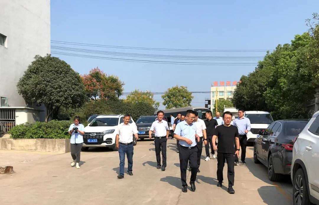 Damos una calurosa bienvenida a Chen Wei, Secretario del Comité del Partido del condado de Feixi, a visitar Anhui Yufeng Intelligent Technology Co., Ltd. para realizar una investigación.